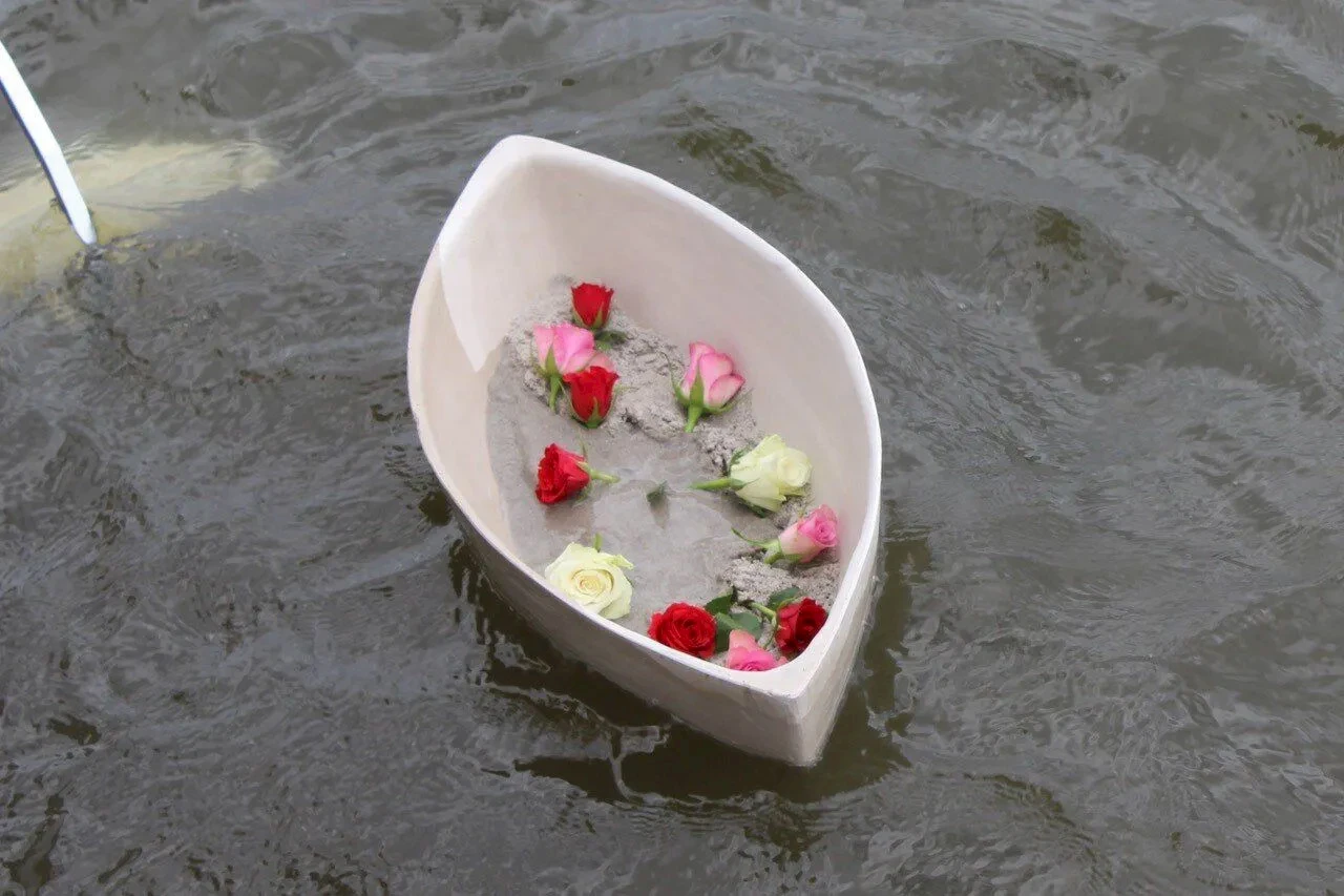 Het urnbootje: Een innovatief afscheid op het water (urnbootje-in-water-1920w.jpg)